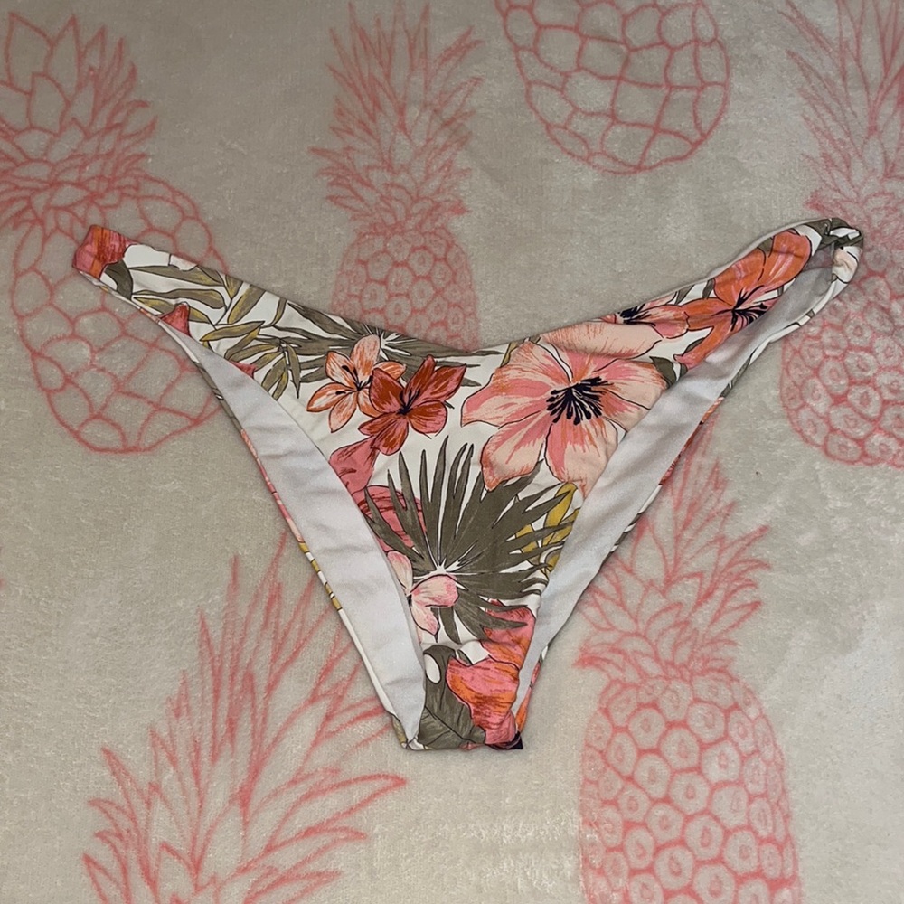 Billabong, skimpy bikini bottom, size medium